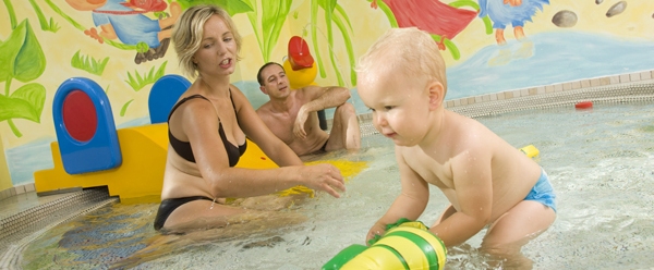 Babyschwimmen im Urlaub mit Baby im Hotel Amiamo