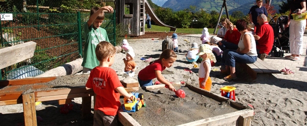 Kinder beim Sandspielen im Babyurlaub im Kinderhotel amiamo