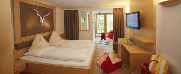Zimmer für den Urlaub mit Baby im Kinderhotel amiamo in Zell am See Zimmer für den Urlaub mit Baby im Kinderhotel amiamo in Zell am See